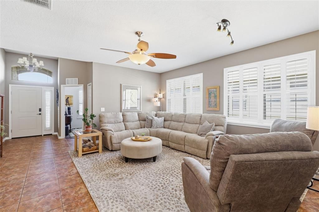 合同活跃: $449,900 (4 贝兹, 2 浴室, 1955 平方英尺)