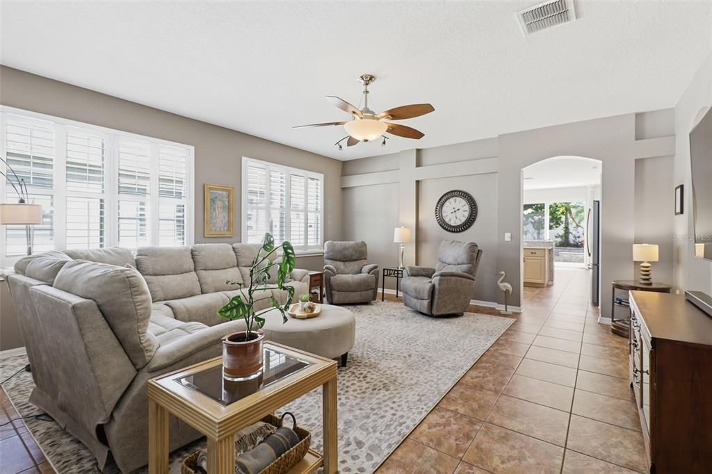 合同活跃: $449,900 (4 贝兹, 2 浴室, 1955 平方英尺)