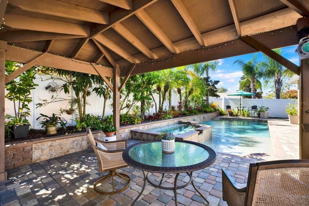 合同活跃: $449,900 (4 贝兹, 2 浴室, 1955 平方英尺)