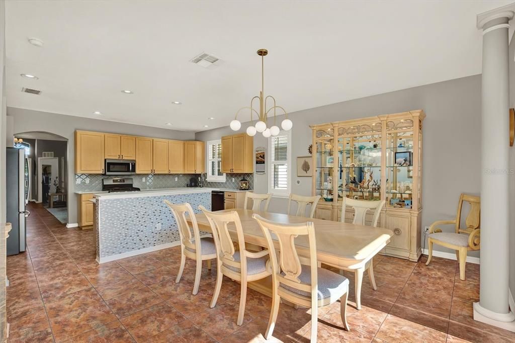 合同活跃: $449,900 (4 贝兹, 2 浴室, 1955 平方英尺)