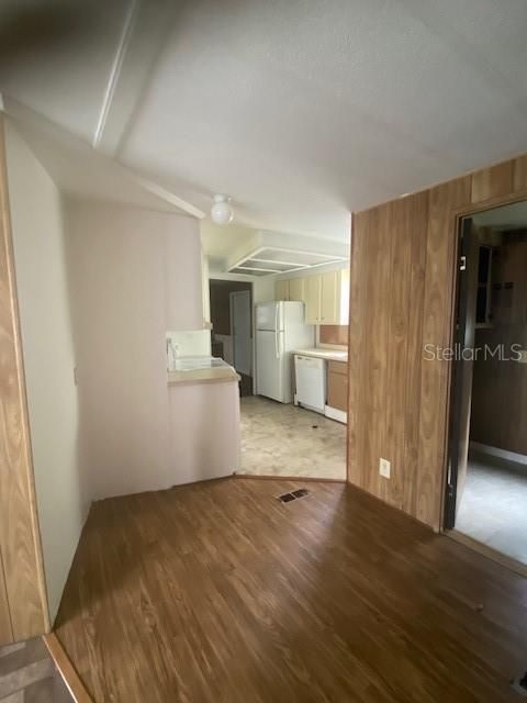 For Rent: $1,250 (3 beds, 2 baths, 1445 Square Feet)