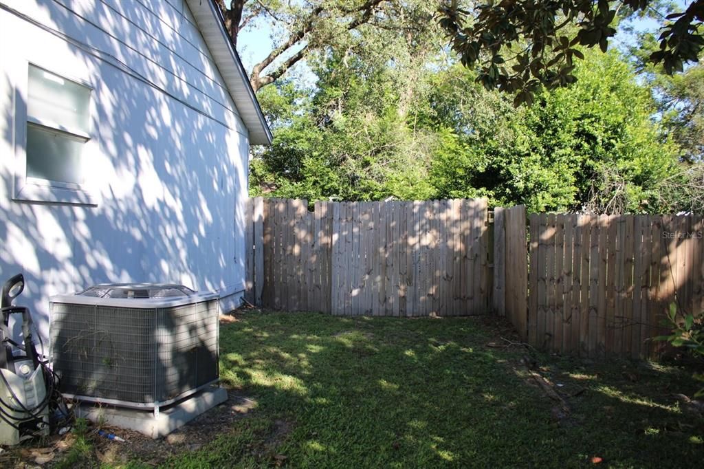 Под контрактом: $240,000 (4 спален, 2 ванн, 1868 Квадратных фут)