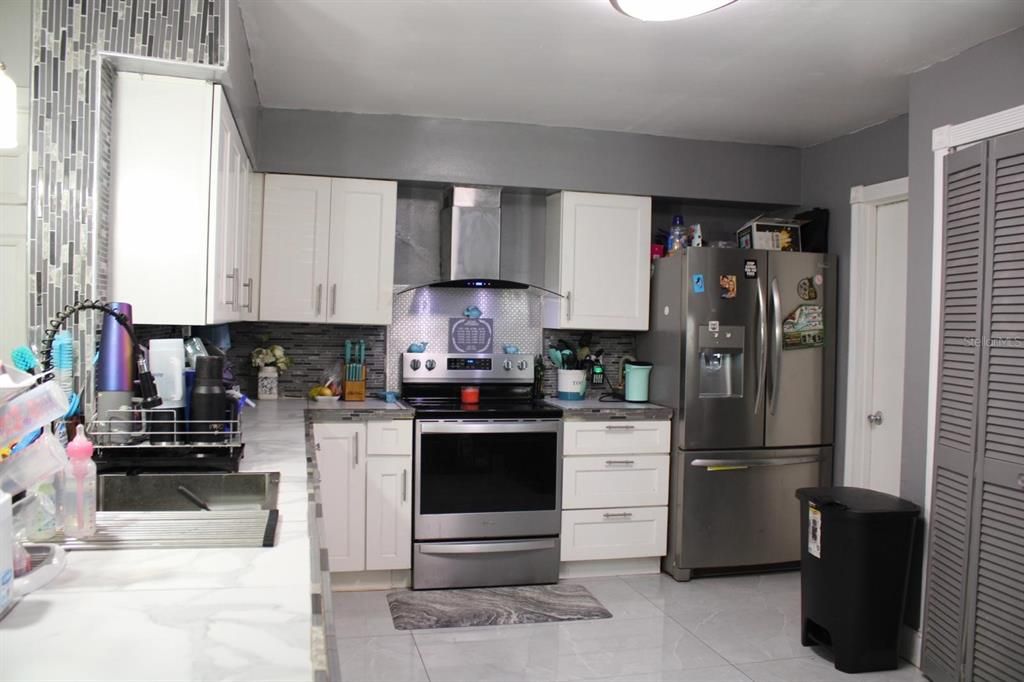 Под контрактом: $240,000 (4 спален, 2 ванн, 1868 Квадратных фут)