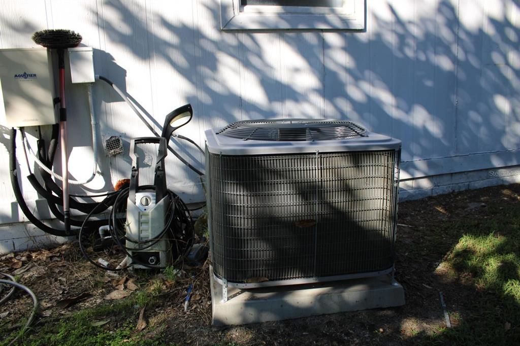 Под контрактом: $240,000 (4 спален, 2 ванн, 1868 Квадратных фут)