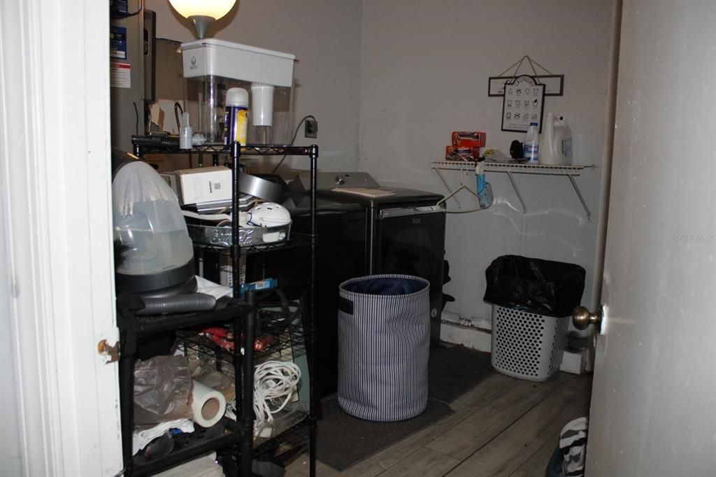 Под контрактом: $240,000 (4 спален, 2 ванн, 1868 Квадратных фут)