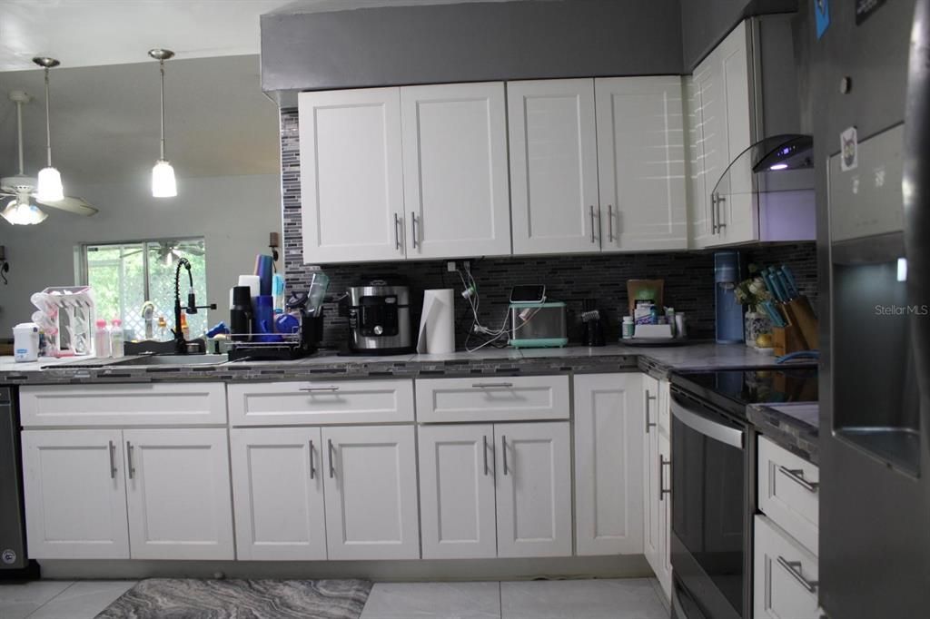 Под контрактом: $240,000 (4 спален, 2 ванн, 1868 Квадратных фут)