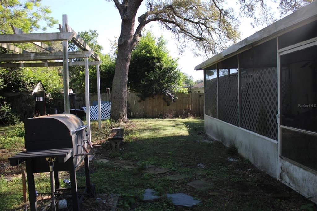 Под контрактом: $240,000 (4 спален, 2 ванн, 1868 Квадратных фут)