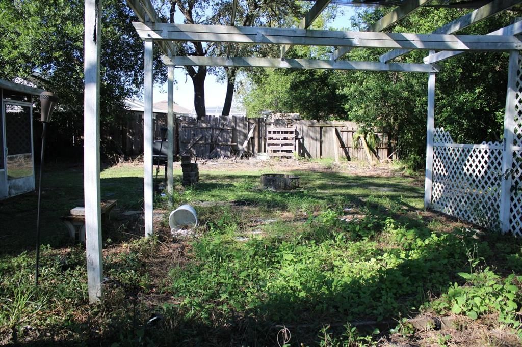 Под контрактом: $240,000 (4 спален, 2 ванн, 1868 Квадратных фут)