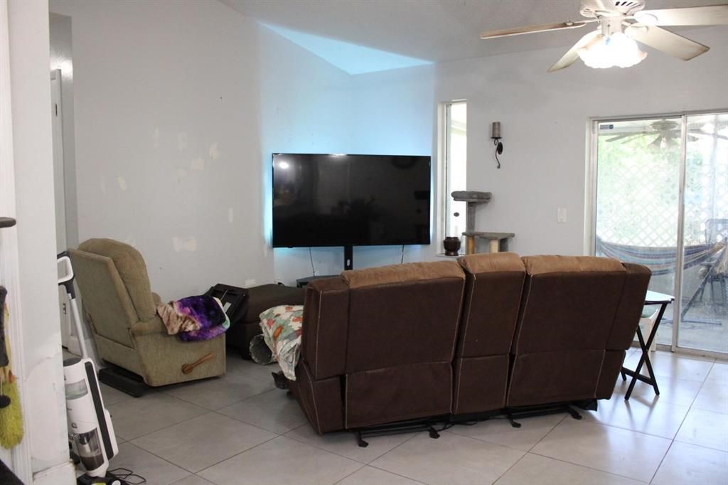 Под контрактом: $240,000 (4 спален, 2 ванн, 1868 Квадратных фут)