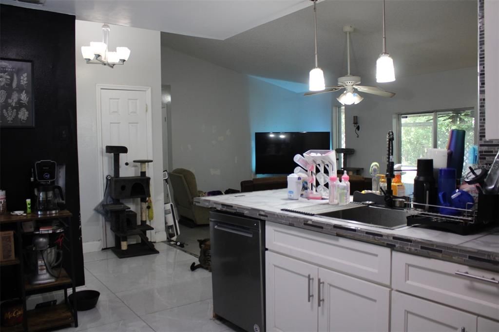 Под контрактом: $240,000 (4 спален, 2 ванн, 1868 Квадратных фут)