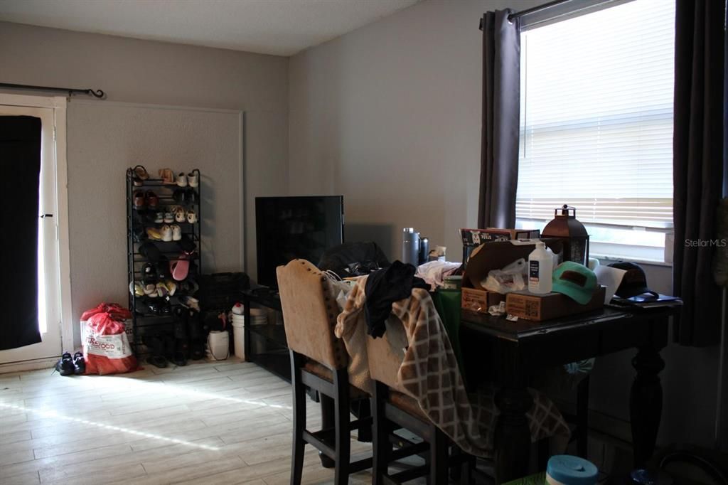 Под контрактом: $240,000 (4 спален, 2 ванн, 1868 Квадратных фут)