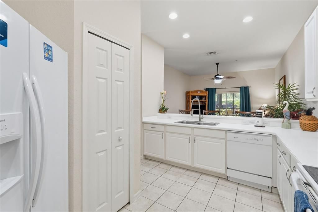 For Sale: $200,000 (2 beds, 2 baths, 1375 Square Feet)