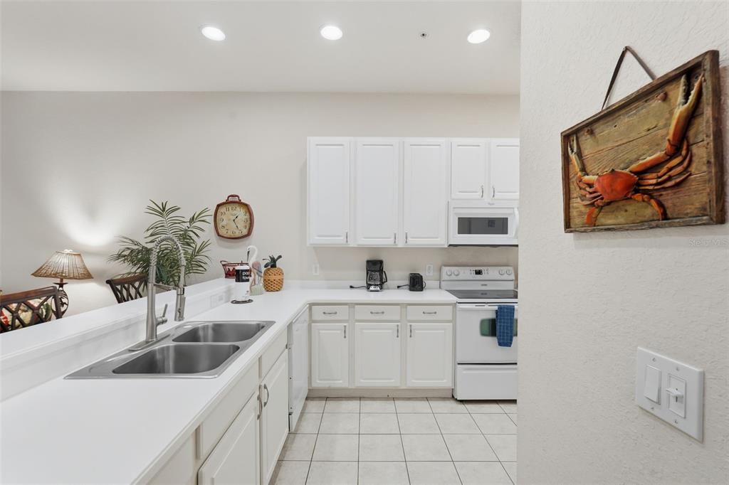 For Sale: $200,000 (2 beds, 2 baths, 1375 Square Feet)