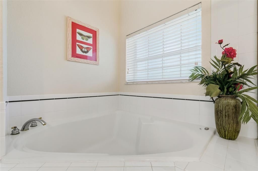 For Sale: $200,000 (2 beds, 2 baths, 1375 Square Feet)