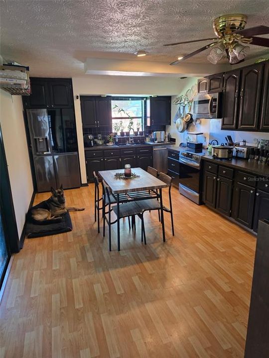 For Rent: $2,100 (3 beds, 2 baths, 1206 Square Feet)