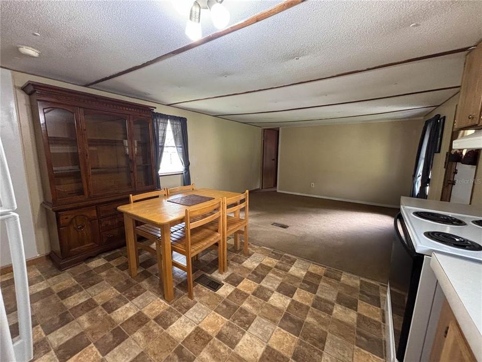 For Sale: $100,000 (2 beds, 1 baths, 672 Square Feet)