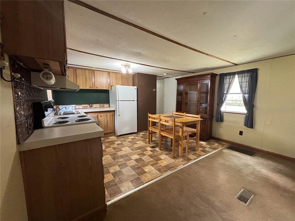 For Sale: $100,000 (2 beds, 1 baths, 672 Square Feet)