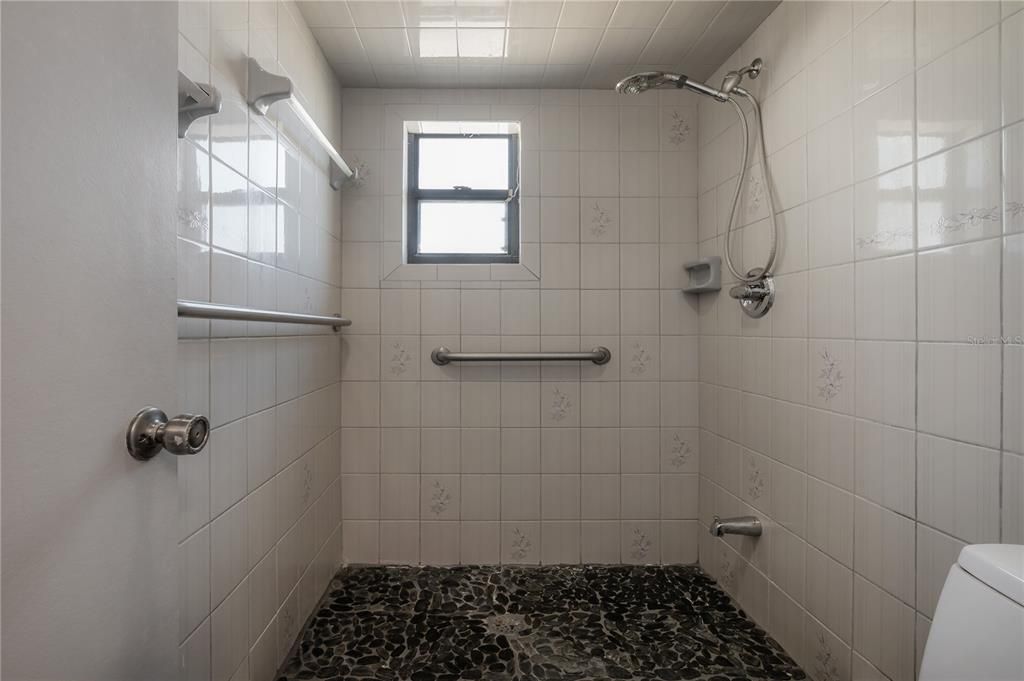 Activo con contrato: $425,000 (4 camas, 2 baños, 2112 Pies cuadrados)