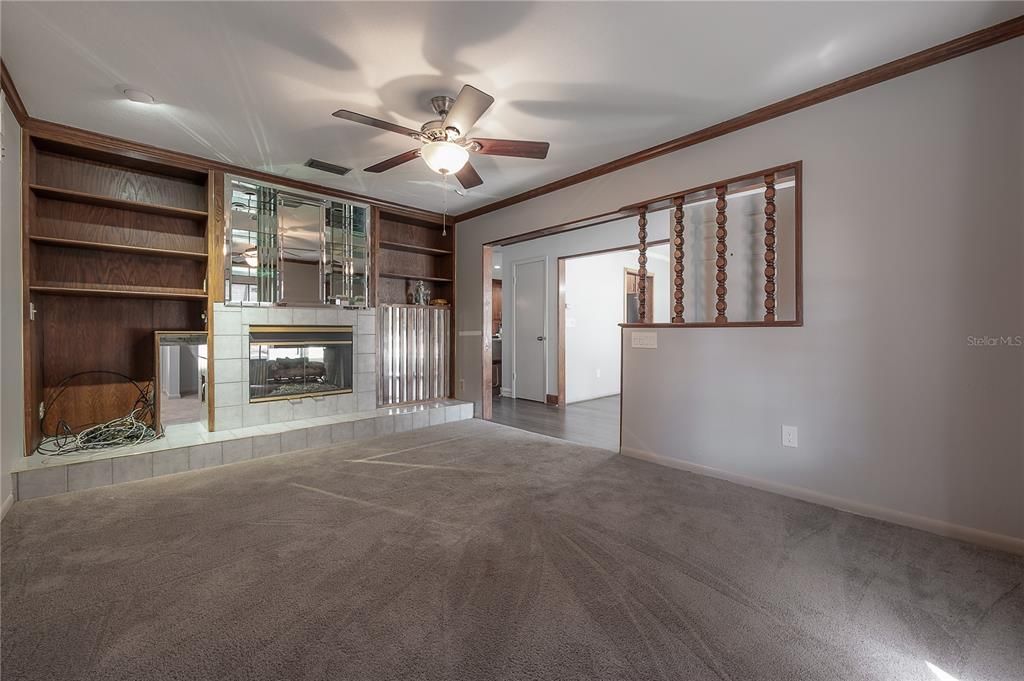 Activo con contrato: $425,000 (4 camas, 2 baños, 2112 Pies cuadrados)