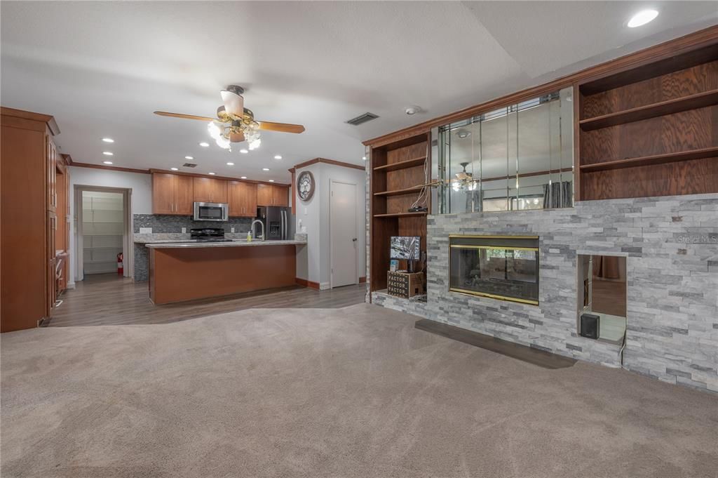 Activo con contrato: $425,000 (4 camas, 2 baños, 2112 Pies cuadrados)