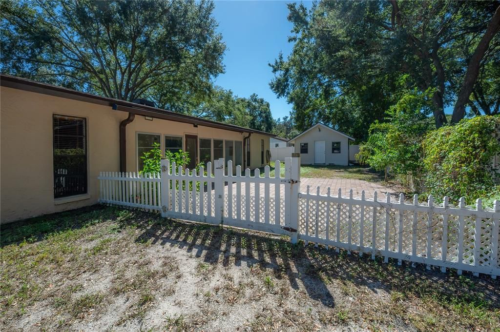 Activo con contrato: $425,000 (4 camas, 2 baños, 2112 Pies cuadrados)