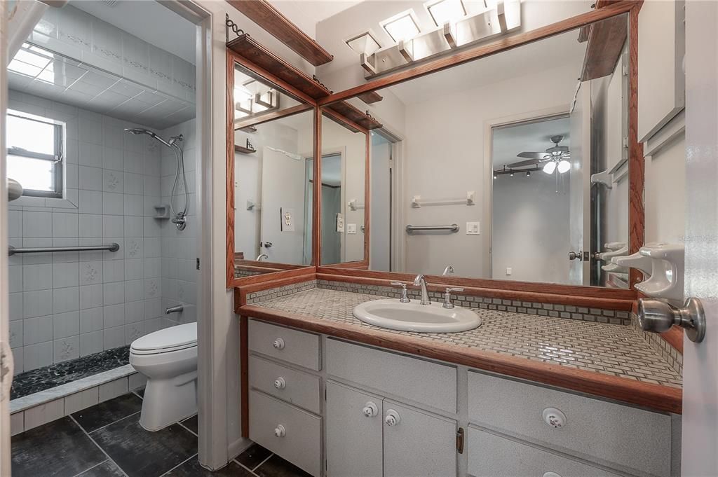 Activo con contrato: $425,000 (4 camas, 2 baños, 2112 Pies cuadrados)