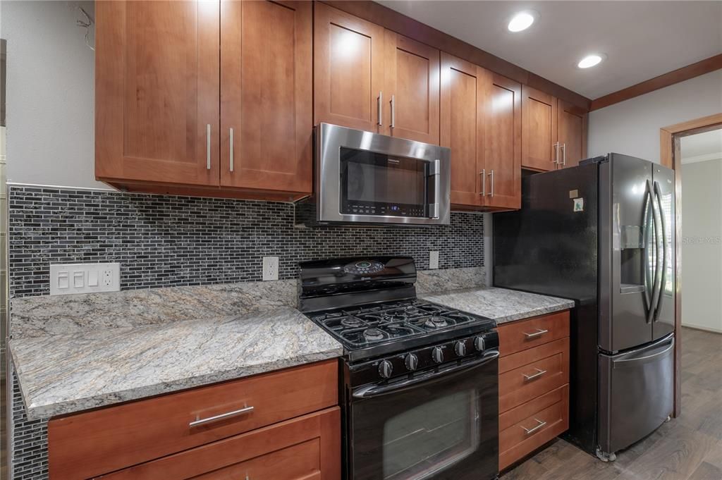 Activo con contrato: $425,000 (4 camas, 2 baños, 2112 Pies cuadrados)