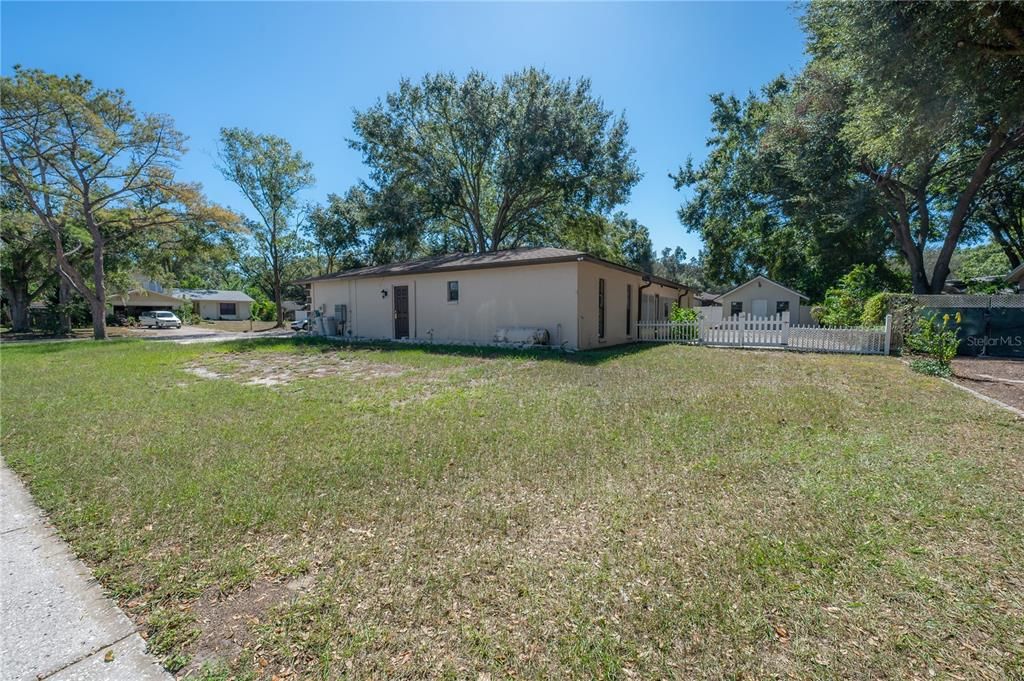 Activo con contrato: $425,000 (4 camas, 2 baños, 2112 Pies cuadrados)