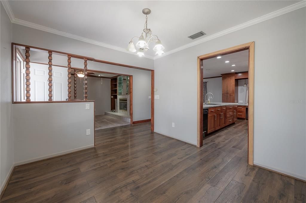 Activo con contrato: $425,000 (4 camas, 2 baños, 2112 Pies cuadrados)