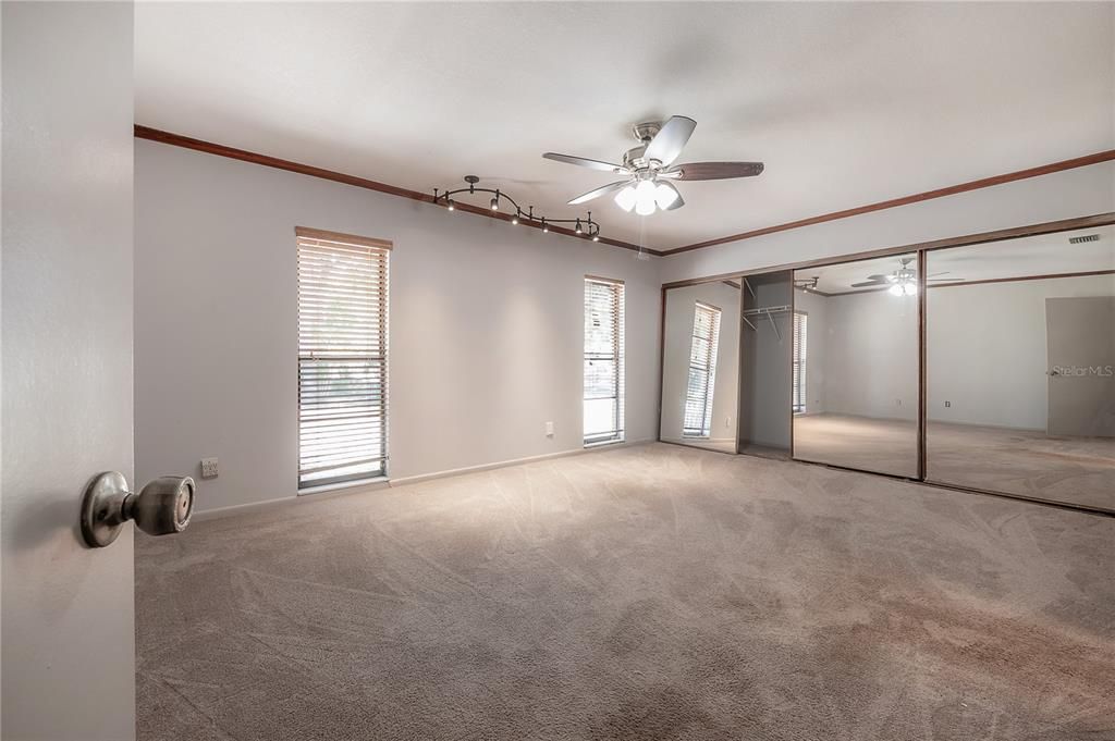 Activo con contrato: $425,000 (4 camas, 2 baños, 2112 Pies cuadrados)