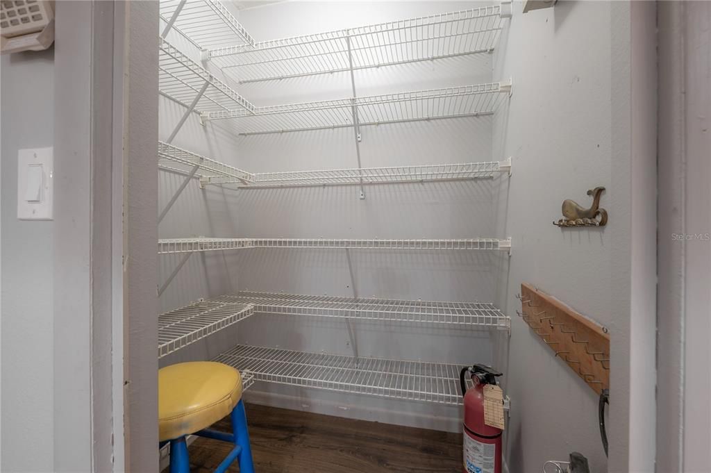 Activo con contrato: $425,000 (4 camas, 2 baños, 2112 Pies cuadrados)