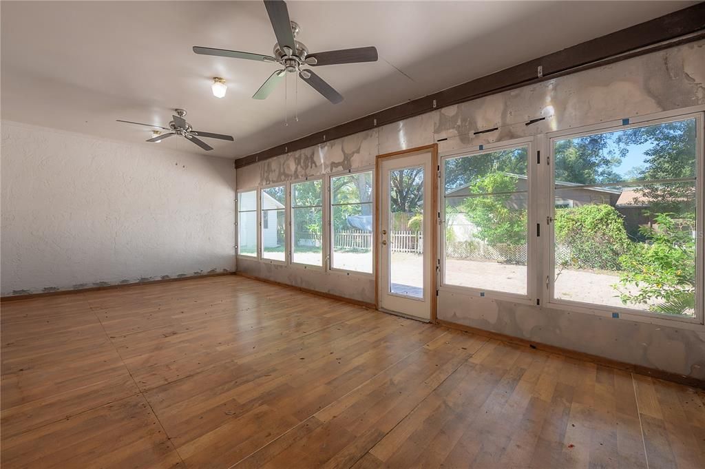 Activo con contrato: $425,000 (4 camas, 2 baños, 2112 Pies cuadrados)