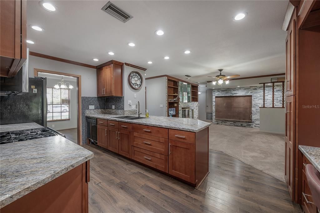 Activo con contrato: $425,000 (4 camas, 2 baños, 2112 Pies cuadrados)