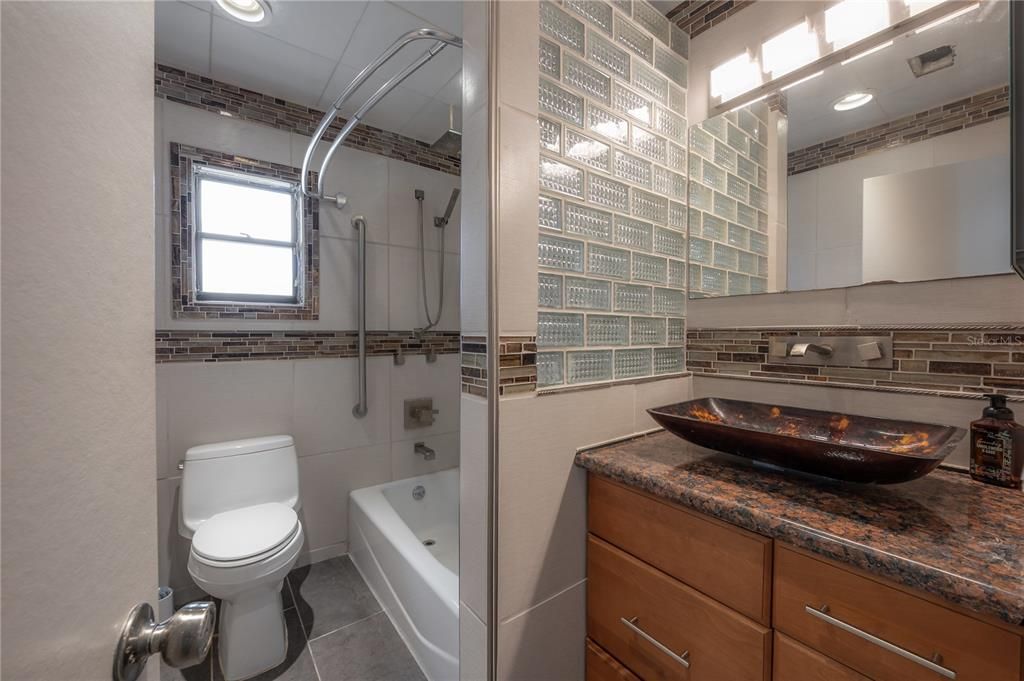 Activo con contrato: $425,000 (4 camas, 2 baños, 2112 Pies cuadrados)