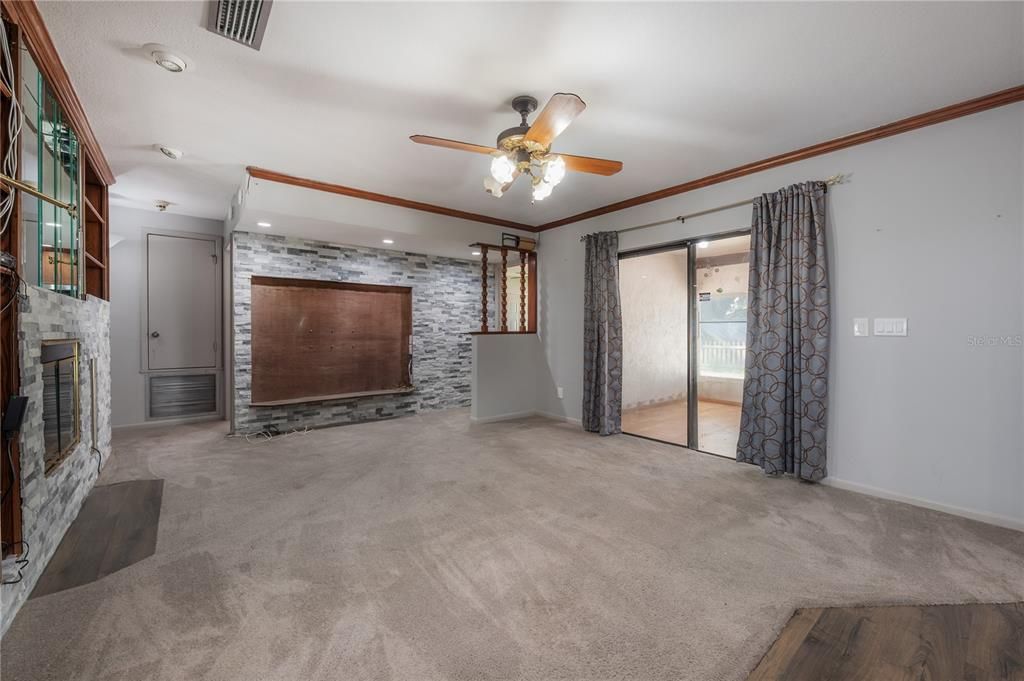 Activo con contrato: $425,000 (4 camas, 2 baños, 2112 Pies cuadrados)