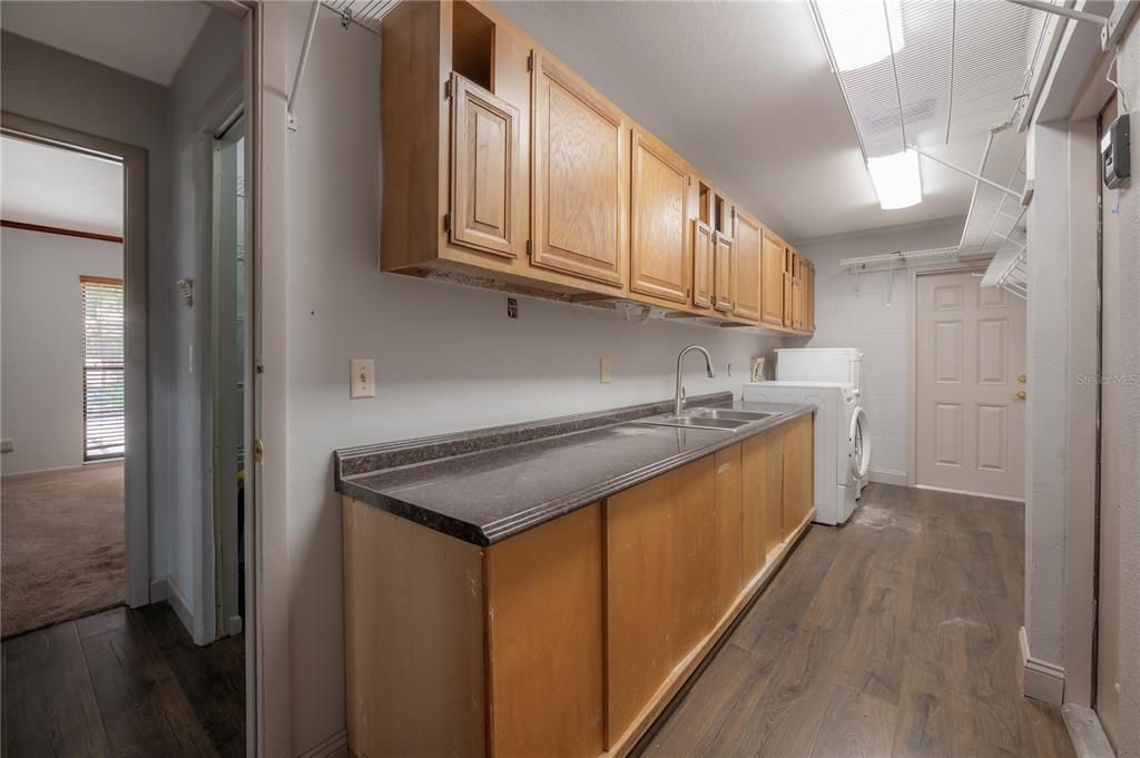 Activo con contrato: $425,000 (4 camas, 2 baños, 2112 Pies cuadrados)