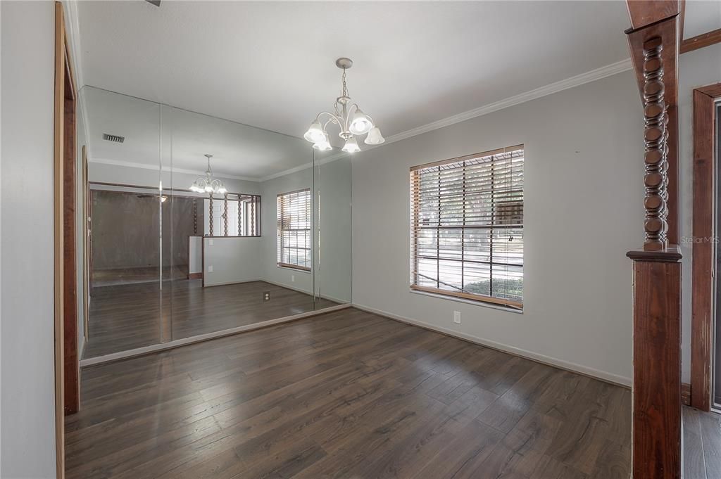 Activo con contrato: $425,000 (4 camas, 2 baños, 2112 Pies cuadrados)