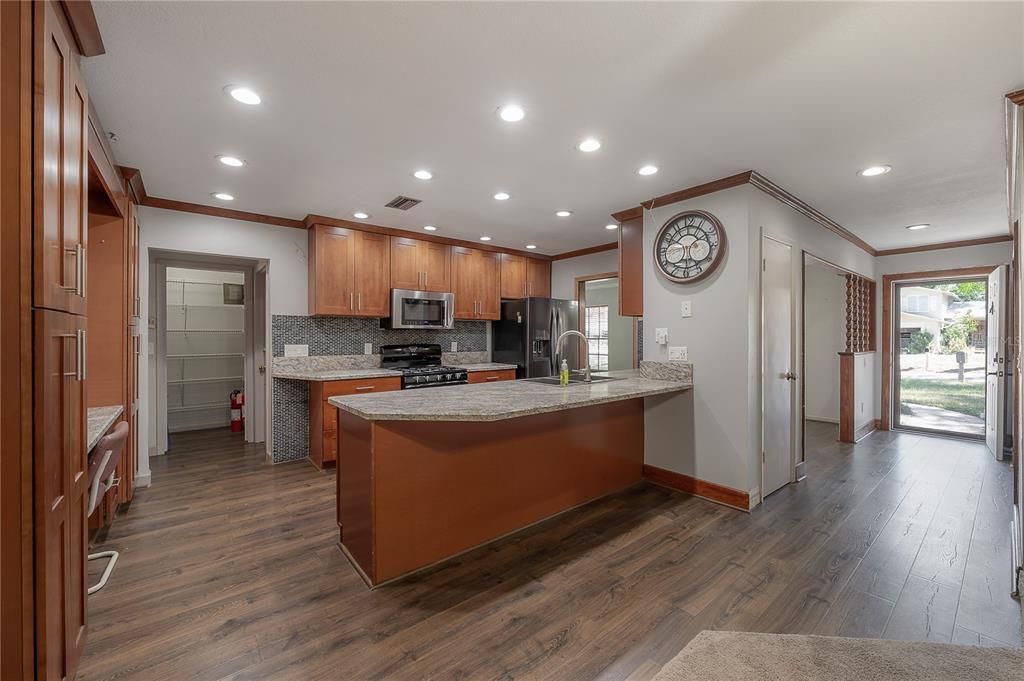 Activo con contrato: $425,000 (4 camas, 2 baños, 2112 Pies cuadrados)