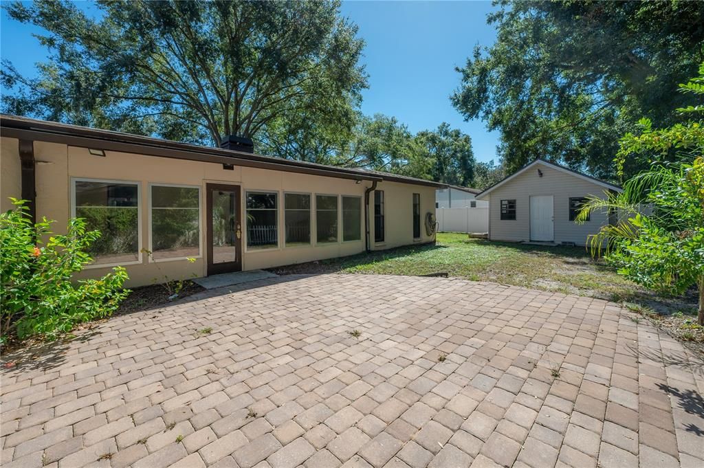 Activo con contrato: $425,000 (4 camas, 2 baños, 2112 Pies cuadrados)