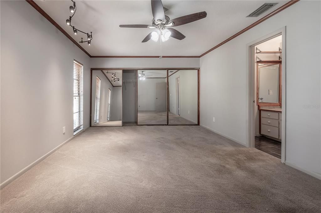 Activo con contrato: $425,000 (4 camas, 2 baños, 2112 Pies cuadrados)