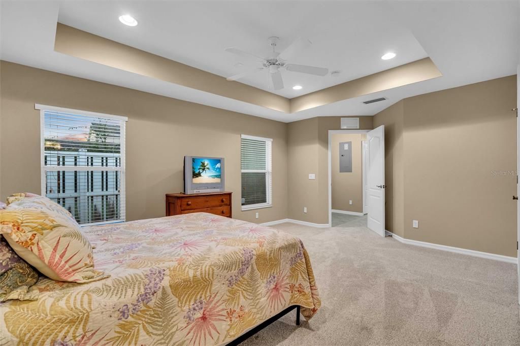 Под контрактом: $279,900 (2 спален, 2 ванн, 1200 Квадратных фут)