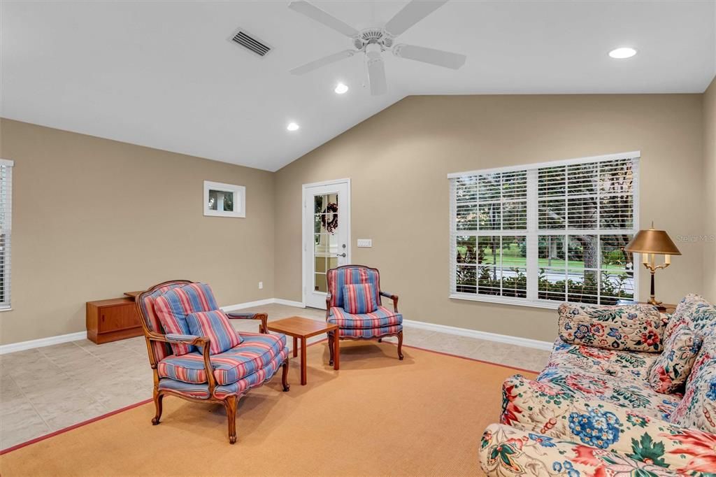 Под контрактом: $279,900 (2 спален, 2 ванн, 1200 Квадратных фут)