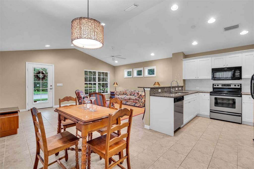 Под контрактом: $279,900 (2 спален, 2 ванн, 1200 Квадратных фут)