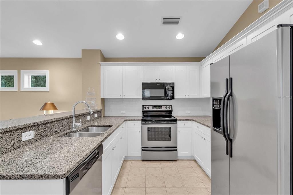 Под контрактом: $279,900 (2 спален, 2 ванн, 1200 Квадратных фут)