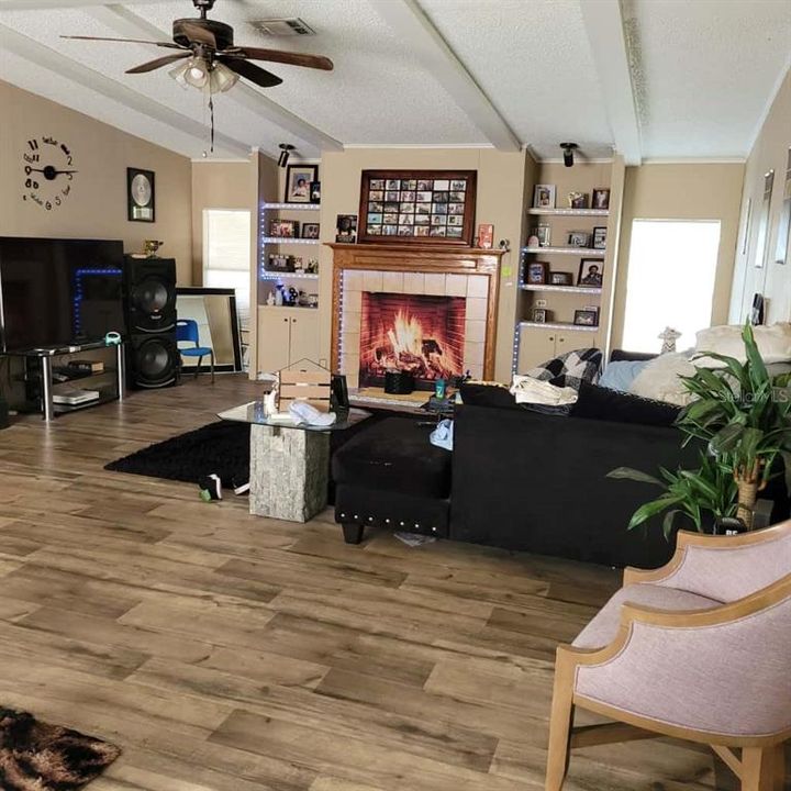 待售: $209,000 (3 贝兹, 2 浴室, 1728 平方英尺)