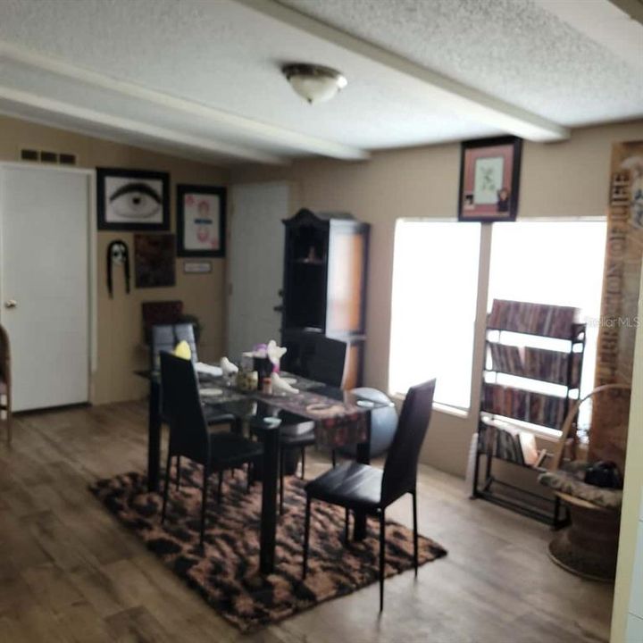 待售: $209,000 (3 贝兹, 2 浴室, 1728 平方英尺)