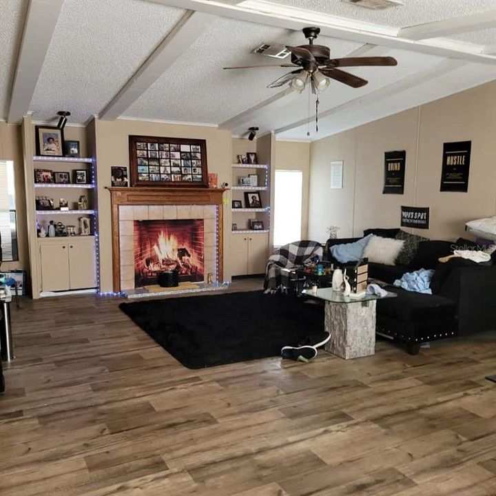 待售: $209,000 (3 贝兹, 2 浴室, 1728 平方英尺)