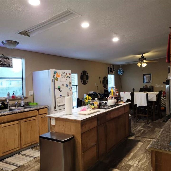 待售: $209,000 (3 贝兹, 2 浴室, 1728 平方英尺)