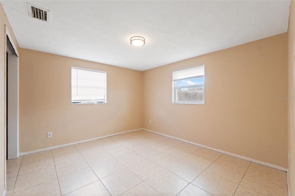 合同活跃: $215,000 (3 贝兹, 2 浴室, 956 平方英尺)