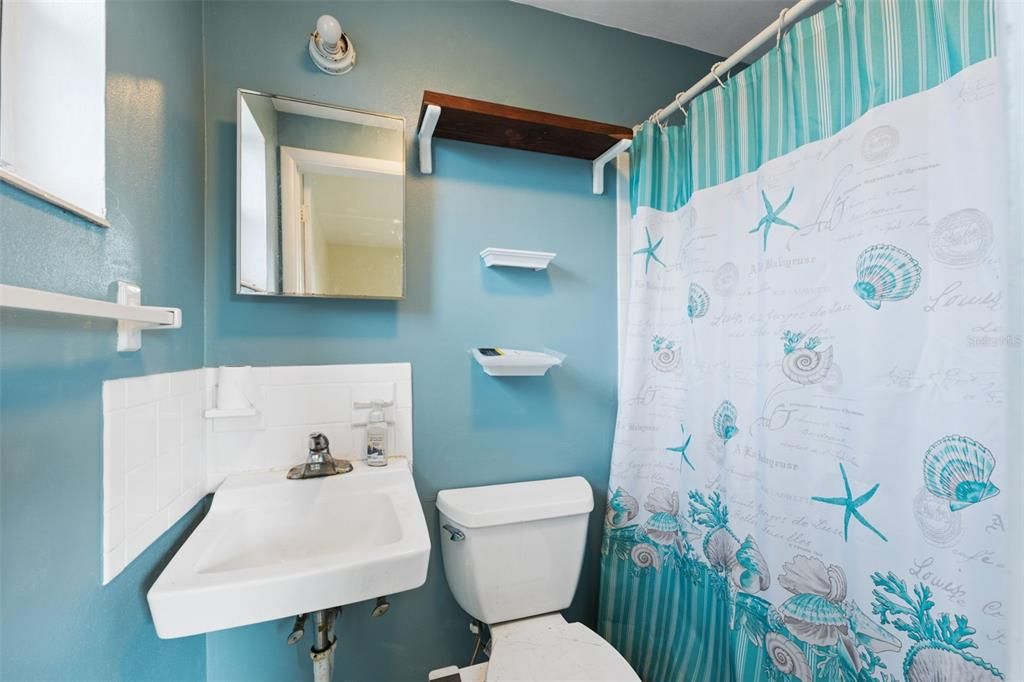 合同活跃: $215,000 (3 贝兹, 2 浴室, 956 平方英尺)